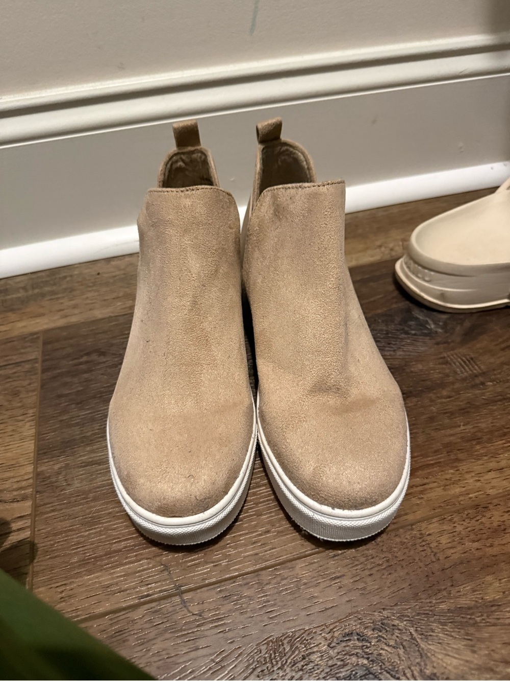 Soda Women's Tan Suede Slip-On Platform Clogs Size 8
